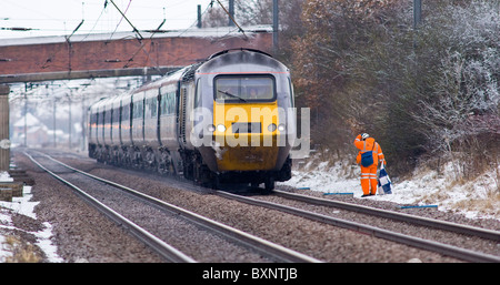 Intercity 125 Diesel-Zug führt einen Eisenbahn-Arbeiter an der Ostküste Hauptstrecke. Stockfoto