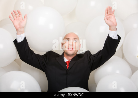 Foto von fröhlichen Mann Anzug im Inneren Ballons seine Arme Stockfoto