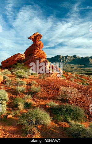 Viele Arten von Sandstein-Formationen einschließlich dieser ausgleichende Felsen befinden sich in Nevadas Valley of Fire State Park. Stockfoto