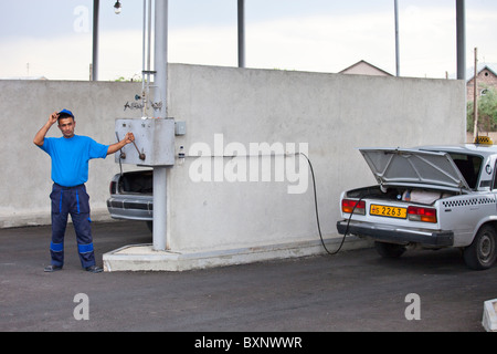 Begleiter steht zur Seite für Sicherheit, CNG, Erdgas-Station in Yerevan, Armenien Stockfoto