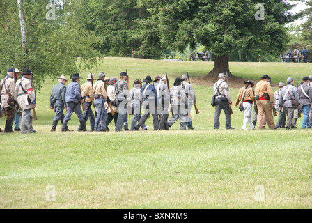 PORT GAMBLE, WA - 20. Juni 2009: Konföderierten Truppen marschieren in Formation Spalte, Bürgerkrieg Schlacht Reenactment, Port Gamble, WA Stockfoto