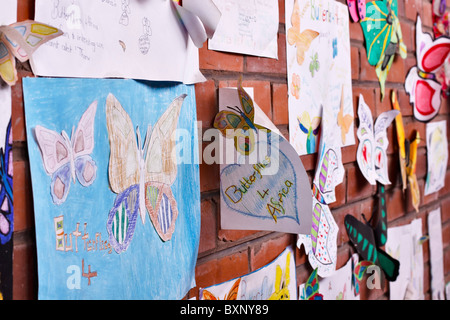Hand-gefärbt, Cut-out Schmetterlinge von Kindern für eine Klasse-Projekt erstellt. Südafrika. Stockfoto