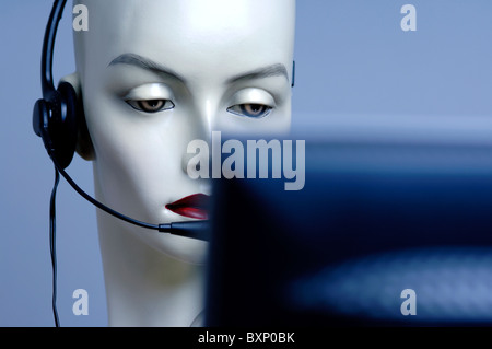 Mannequin hinter einem Computer-Bildschirm tragen einen Call-Center Telefon Kopf gesetzt Stockfoto