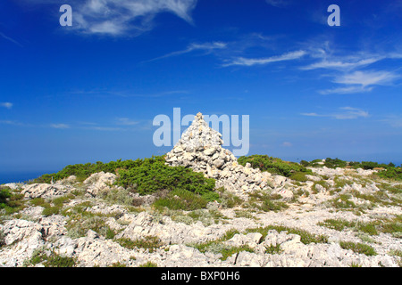 Pyramide aus Steinen von Touristen am Hang des Berges Osorscica auf Insel Losinj, Kroatien Stockfoto