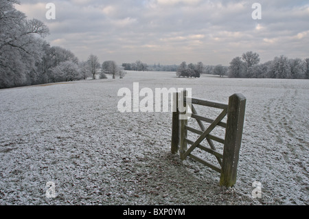 Eine winterliche Szene in Burghley Park, Stamford als Nebel Einfrieren wird die Landschaft weiß Stockfoto