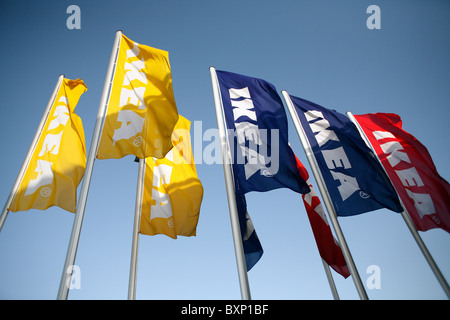 Logo der schwedischen Möbelkette Ikea auf Fahnen Stockfoto