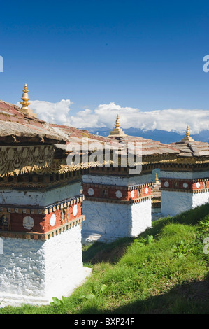 Website von 108 Chörten Baujahr 2005 zum Gedenken an einen Kampf gegen militante, Dochu La Pass (3140 m), Bhutan, Asien Stockfoto