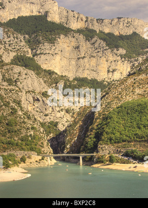 Der See Sainte-Croix am Ende der Gorge du Verdon mit der Brücke Pont de Galetas im Hintergrund Stockfoto