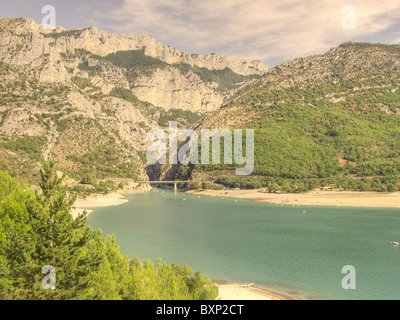 Der See Sainte-Croix am Ende der Gorge du Verdon mit der Brücke Pont de Galetas im Hintergrund Stockfoto