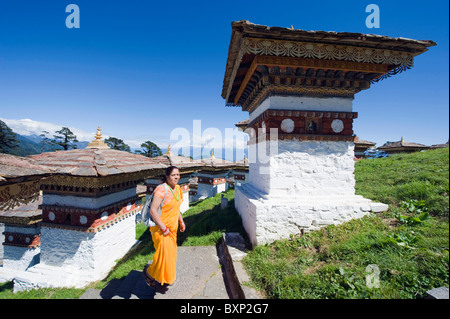 Website von 108 Chörten Baujahr 2005 zum Gedenken an einen Kampf gegen militante, Dochu La Pass (3140 m), Bhutan, Asien Stockfoto