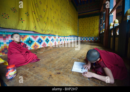 junge Mönche, Paro Rinpung Dzong (1644), Paro, Bhutan, Asien Stockfoto