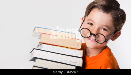 Porträt des netten jungen Kreis eine Brille und Bücher beim Blick in die Kamera halten Stockfoto