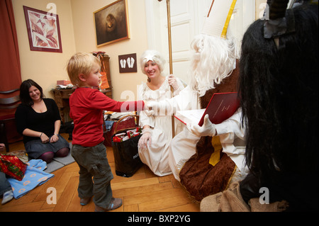 St. Nicholas Angel Devil besucht Kinder zu Hause Stockfoto