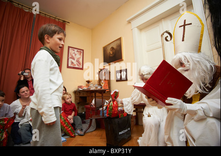 St. Nicholas Angel Devil besucht Kinder zu Hause Stockfoto