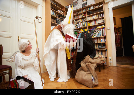 St. Nicholas Angel Devil besucht Kinder zu Hause Stockfoto