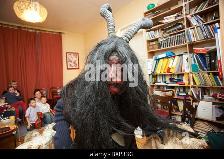 St. Nicholas Angel Devil besucht Kinder zu Hause Stockfoto