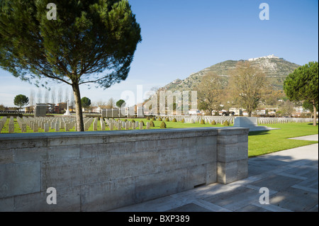 Soldatenfriedhof Cassino, WW II (1939-1945) britischen Alliierten Krieg Friedhofseingang mit Inschrift und Gräber besichtigen. Stockfoto