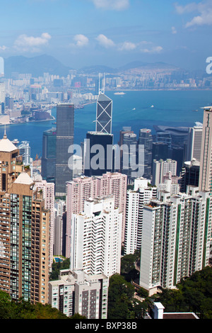 Die erstaunliche Hong Kong Skyline wie gesehen von oben in den Tag. Victoria Hafen Hafen und Kowloon Stockfoto