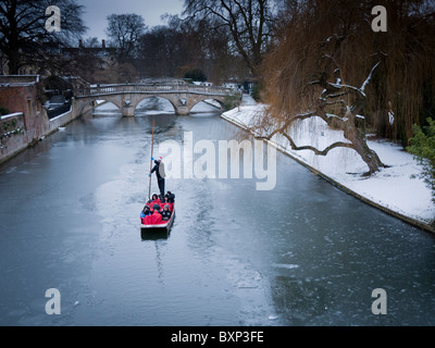 Winter, Stechkahn fahren im Schnee und Eis auf dem Fluss Cam, Cambridge Stockfoto