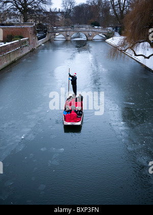 Winter, Stechkahn fahren im Schnee und Eis auf dem Fluss Cam, Cambridge Stockfoto