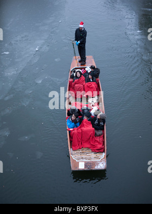 Winter, Stechkahn fahren im Schnee und Eis auf dem Fluss Cam, Cambridge Stockfoto