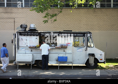 Eine Snack-Bar in einem Auto mit Kunden, New York City, USA Stockfoto