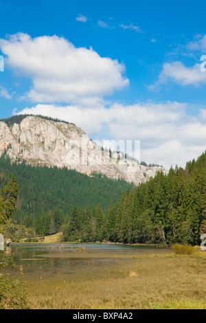 Vertikale Landschaft von der Rückseite des Roten See und Hasmas-Berge im Hintergrund im Sommer, Rumänien. Stockfoto