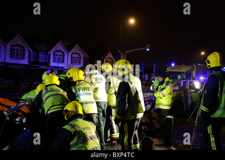 Rettungsdienste arbeiten an einer Unfallstelle Stockfoto