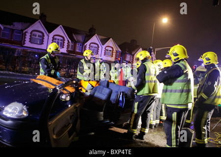 Rettungsdienste, die Behandlung von einem Absturz-Opfer Stockfoto