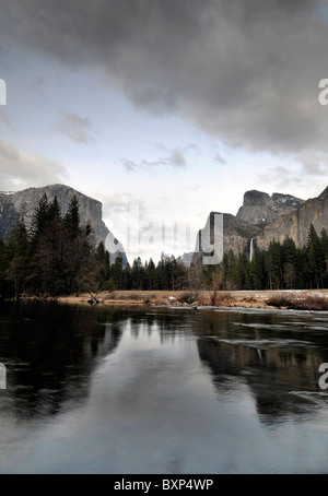 Yosemite Valley vom Tal aus gesehen anzeigen Punkt El Capitan Bridalveil falls Stockfoto