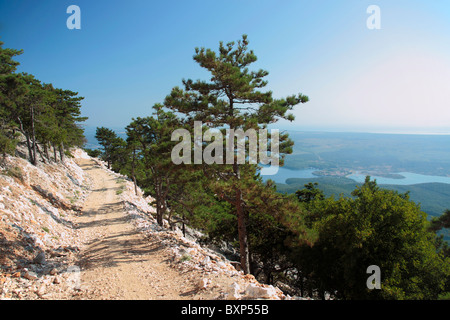 Schotterstraße auf Insel Losinj, Kroatien (Osor Stadt im Hintergrund) Stockfoto