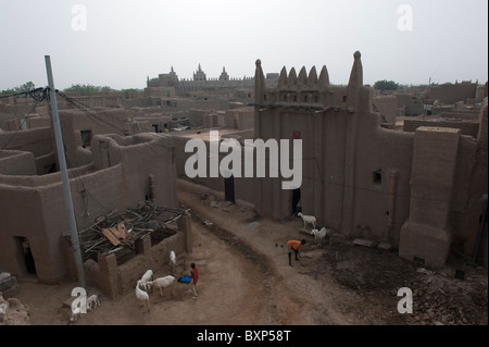 Straßenszene in Djenné, Djenné-Moschee im Hintergrund gesehen. Mali Stockfoto