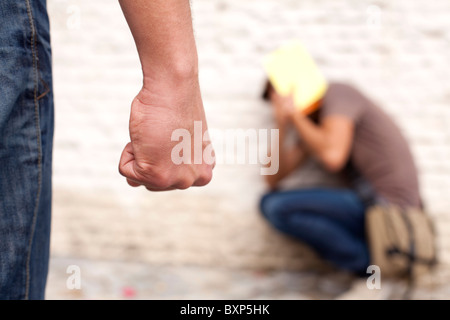 Teenager-Student mit Angst an seiner Schule (Tiefenschärfe) Stockfoto