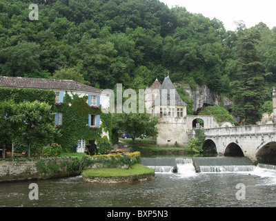 das 18. Jahrhundert Abtei bei Brantome und dem Fluss Dronne im Vordergrund Stockfoto