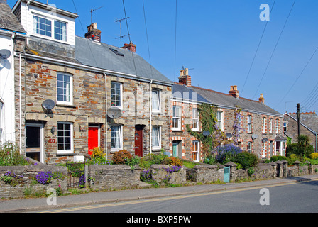 Zeile des viktorianischen Reihenhaus Steinhütten auf Wadebridge in Cornwall, Großbritannien Stockfoto