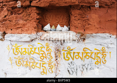 Chorten mit Bhutan schreiben an Tiger Nest, Taktshang Goemba, Paro-Tal, Bhutan, Asien Stockfoto