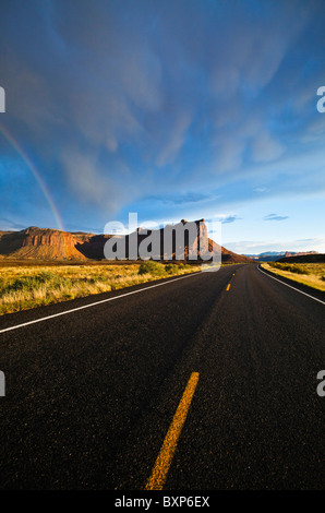 Landstraße 211, Tafelberge und einen Regenbogen in die Wüste des südöstlichen Utah, USA. Stockfoto