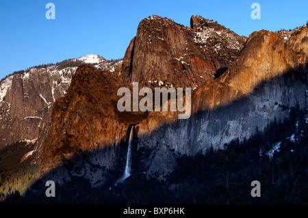 Yosemite-Tal von Tunnel gesehen anzeigen Bridalveil Falls Sonnenuntergang Alpenglühen Stockfoto