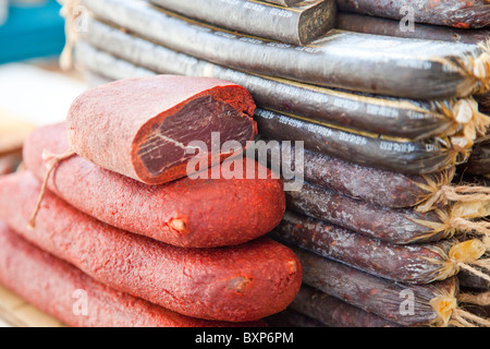 Basturma geheilt Fleisch am Lebensmittelmarkt oder Shuka in Vanadzor Armenien Stockfoto