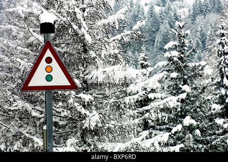 Winter-Szene Schweiz verschneiten Kiefern Ampel Stockfoto