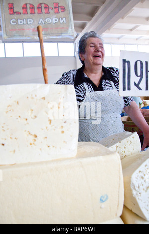 Käse in einem Lebensmittelmarkt oder Shuka in Vanadzor Armenien Stockfoto