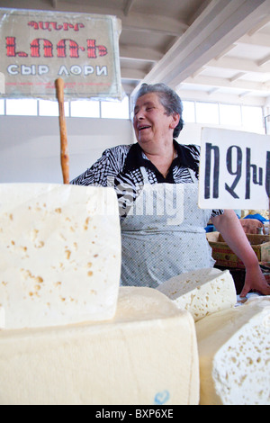 Käse in einem Lebensmittelmarkt oder Shuka in Vanadzor Armenien Stockfoto