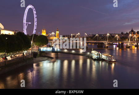 Blick vom Waterloo Brücke - die Themse, Houses Of Parliament, Westminster, London Eye und Südufer in der Nacht, Stockfoto