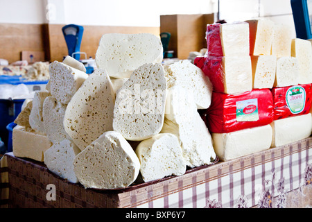 Käse in einem Lebensmittelmarkt oder Shuka in Vanadzor Armenien Stockfoto