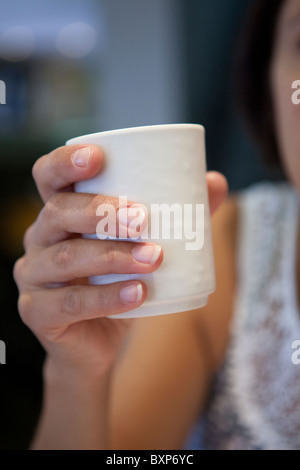 In der Nähe von Frau mit Tasse Tee Stockfoto