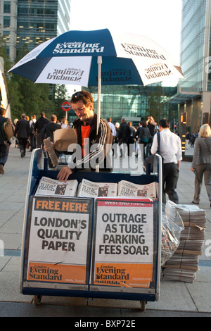 Abend Zeitung Standard Stand - Canary Wharf - London Stockfoto