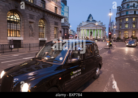 Schwarzes Taxi, Bank Station Royal Exchange London Stockfoto