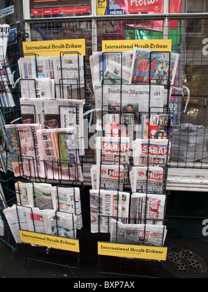 Internationale Zeitungen zum Verkauf an Newsagenten Stockfoto