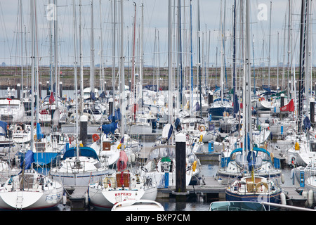 Yachten in der Marina am Hafen von Dun Laoghaire, Ostküste Irlands Stockfoto