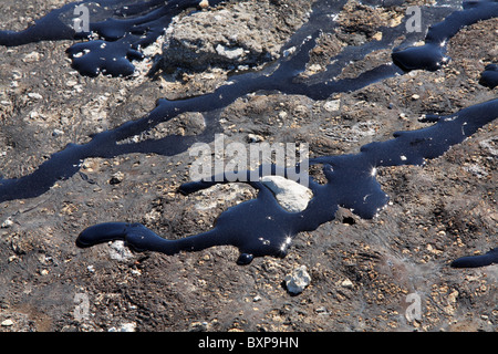 Nahaufnahme der Oil Spill Nässen über Schmutz am Strand Stockfoto